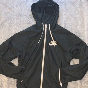 Trendy Nike windbreaker!🌺🌝🌙